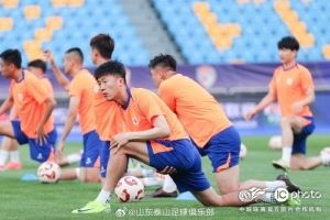 山东泰山进行赛前踩场训练 积极备战明天与天津津门虎的中超联赛