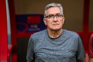 记者谈伊万往事：上任发布会介绍教练团队时，他悄悄看小手卡