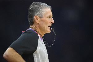🥶恐怖如斯！今年季后赛福斯特执裁的比赛 步行者0-5 雷霆4-0
