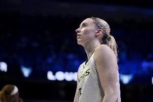 搭档小宝！佩奇场均至少15分5助且命中率45%+ WNBA本赛季仅此一人